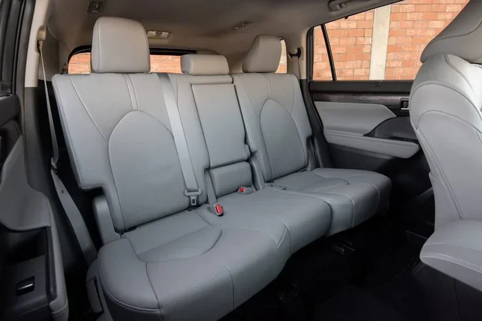 Can a Toyota Grand Highlander Seat 8 People Comfortably