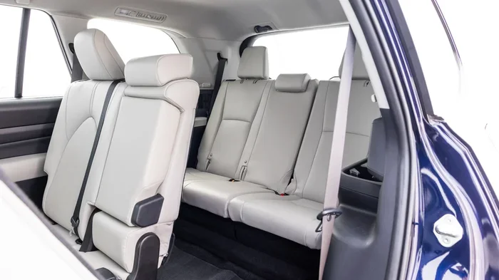 Can 8 People Really Sit Comfortably in a Toyota Highlander